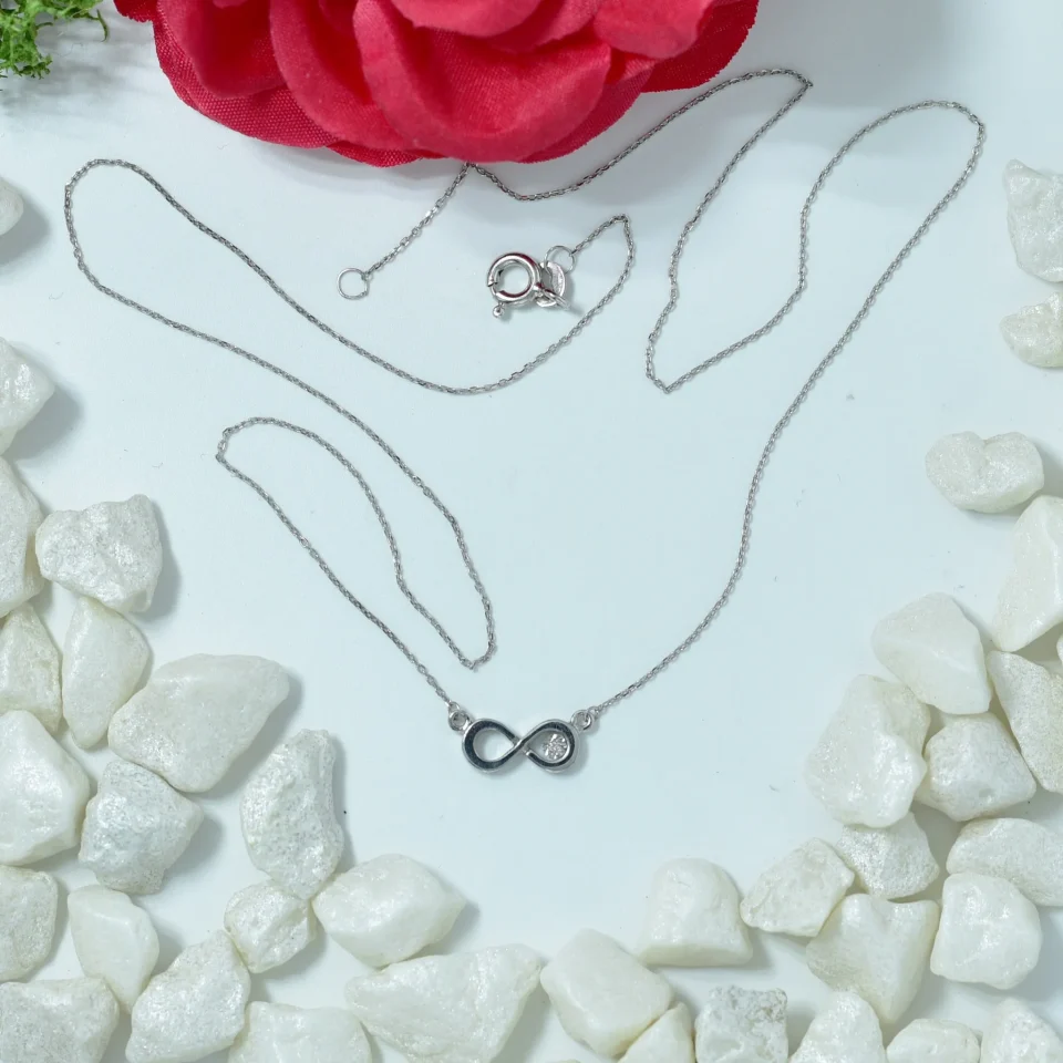 Lantisor cu simbol infinit aur alb 14K si diamant brilliant